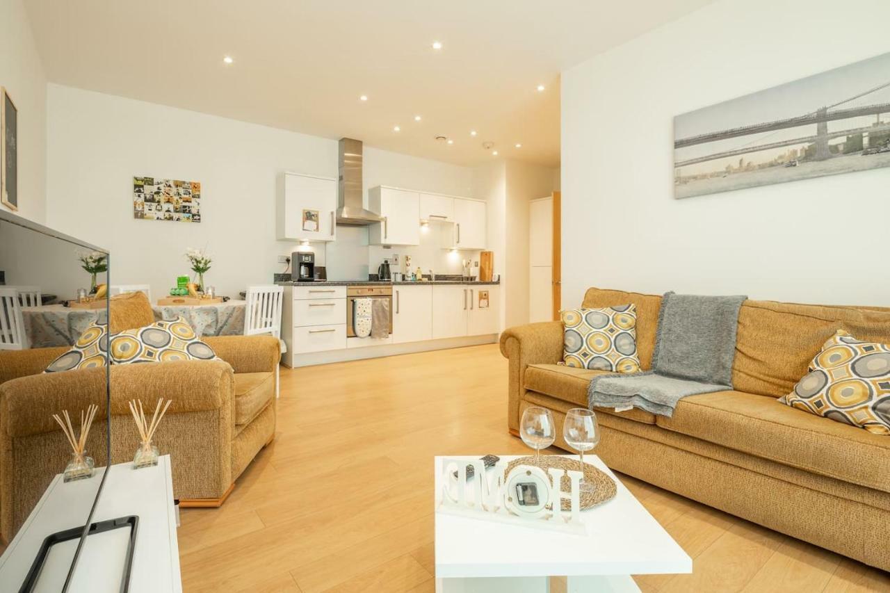 Central Bedford: Two Bedrooms, Breakfast Basket 외부 사진
