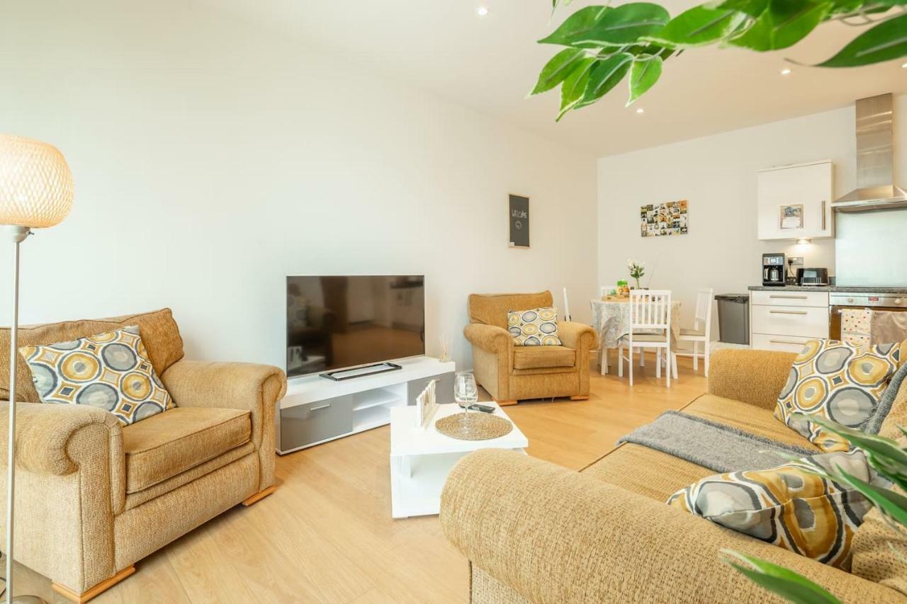Central Bedford: Two Bedrooms, Breakfast Basket 외부 사진