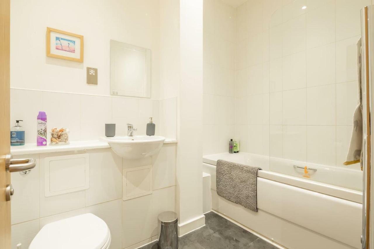 Central Bedford: Two Bedrooms, Breakfast Basket 외부 사진