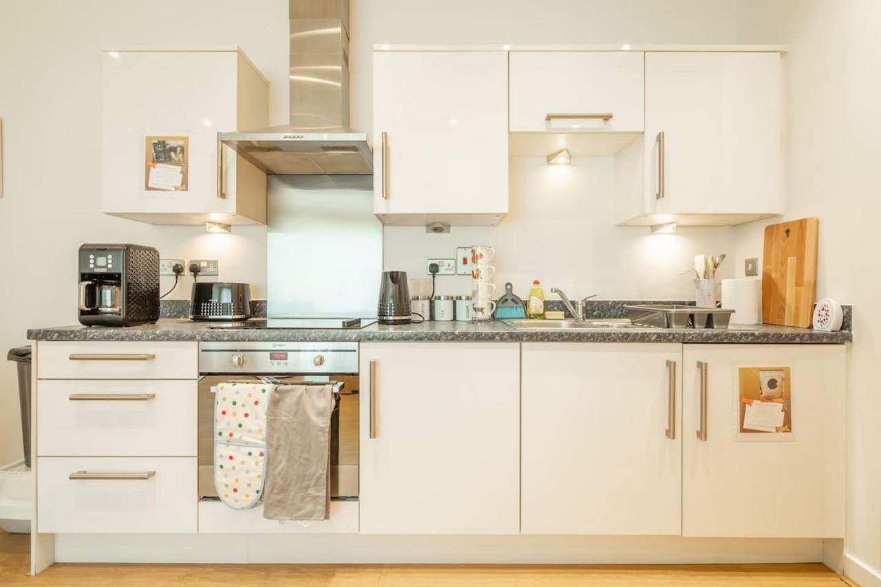 Central Bedford: Two Bedrooms, Breakfast Basket 외부 사진