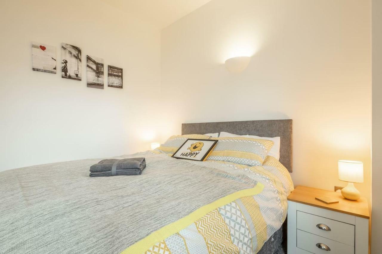 Central Bedford: Two Bedrooms, Breakfast Basket 외부 사진